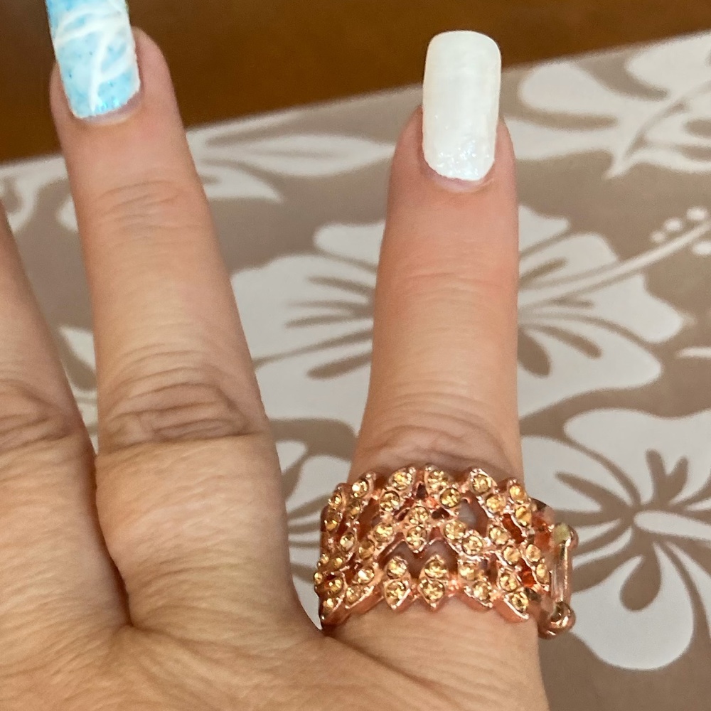 NWOT ROSE GOLD STRETCH RING - Picture 2 of 4